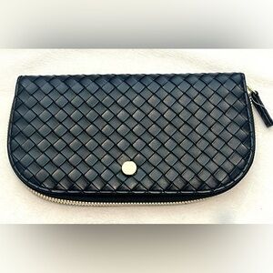Safe Keeper Women’s Black Woven Clutch Wallet Gold Accent Zipper Like New